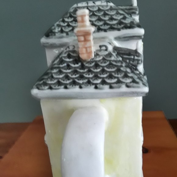 Medieval Style Townhouse Square Ceramic Teapot - Picture 3 of 6